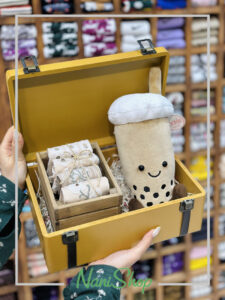 پک هدیه نانی شاپ چمدان چوبی بابل تی و جعبه جوراب گلدار