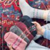 جوراب ساقدار بافت پشمی طرح ساق گلدار
