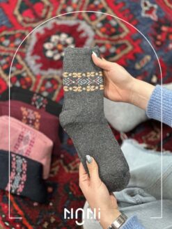 جوراب ساقدار بافت پشمی طرح ساق گلدار