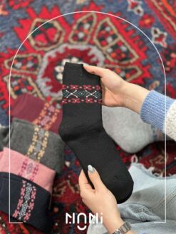 جوراب ساقدار بافت پشمی طرح ساق گلدار