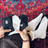 جوراب نیم ساق لبه چین گلدوزی طرح پیشی
